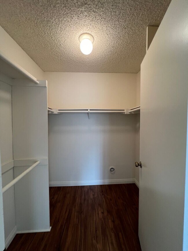 Building Photo - **Modern 1-Bedroom Condo in Prime Huntingt...
