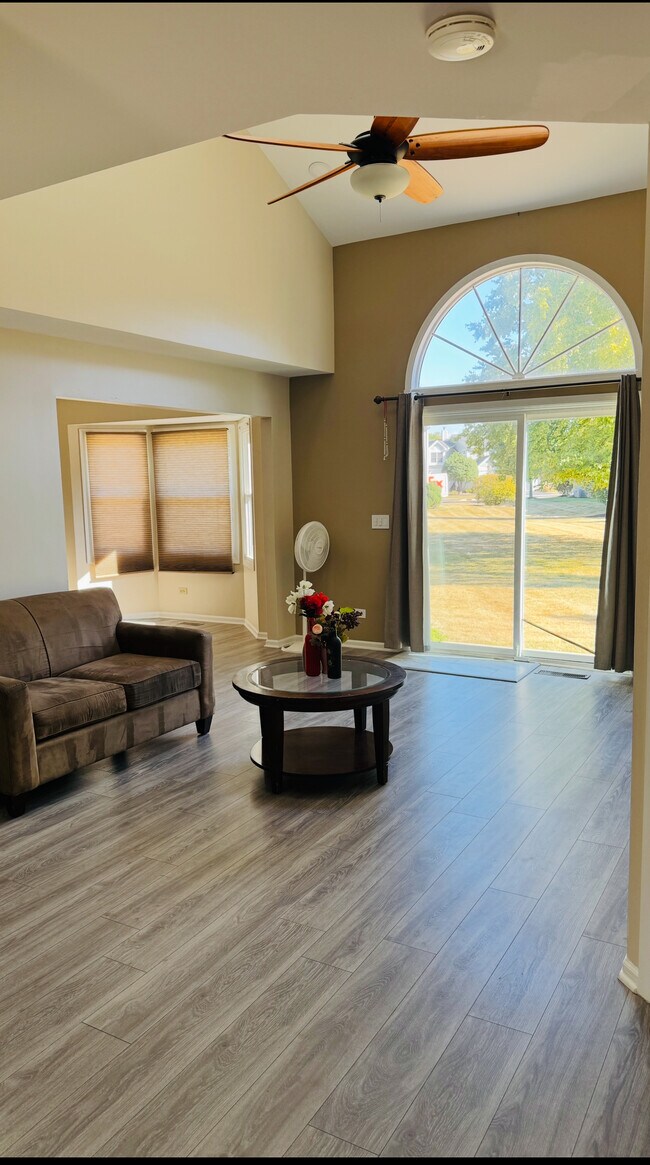 Foto del edificio - 775 Hoover Dr