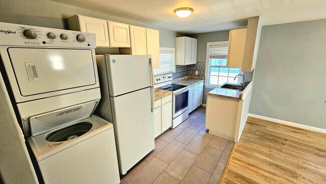 Foto del edificio - 2nd Floor Cocoa Village Bungalow, Including Electric and Water!