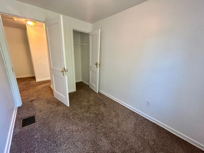 Foto del edificio - SPACIOUS 3 BEDROOM TOWNHOME