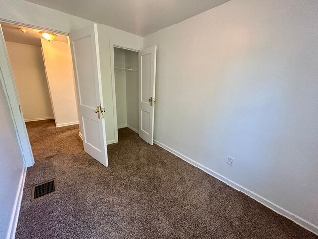 Building Photo - SPACIOUS 3 BEDROOM TOWNHOME