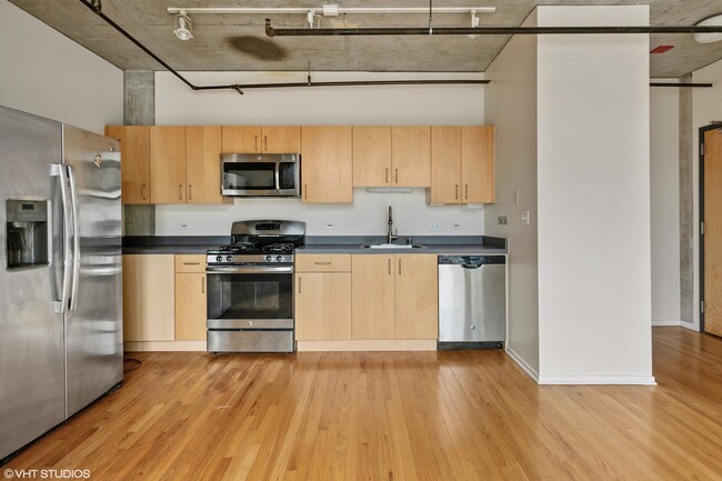 Building Photo - 700 W Van Buren St