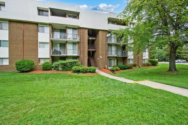 Building Photo - 10249 Prince Pl