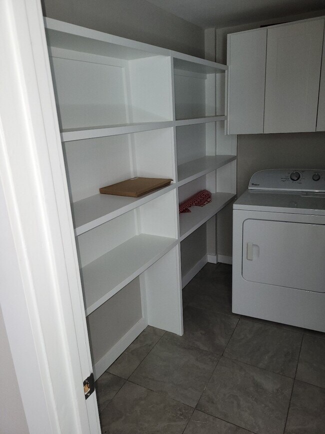 Foto del edificio - 6918 Irvington Blvd