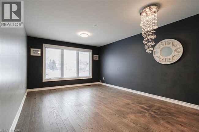 Building Photo - 1601 Sandgate Crescent