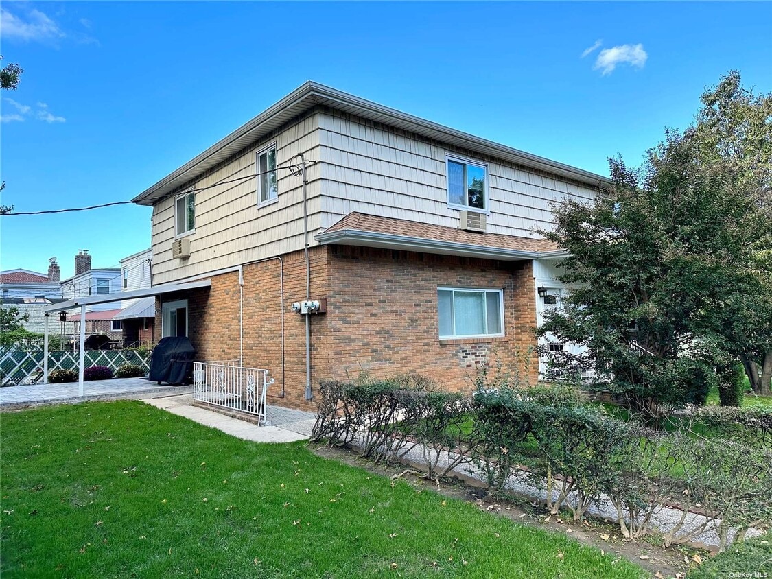 585658229 229th St Unit 2R, Queens, NY 11364 Room for Rent in