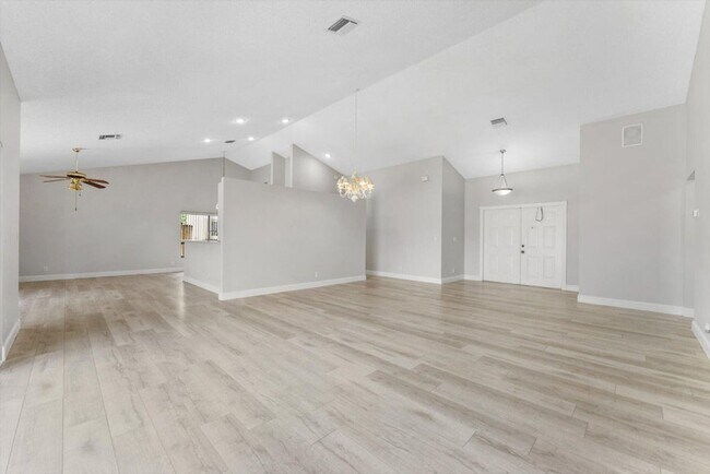 Building Photo - 5809 Sun Pointe Cir