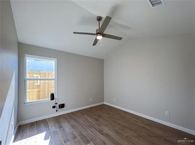 Foto del edificio - 1412 E Iris Ave