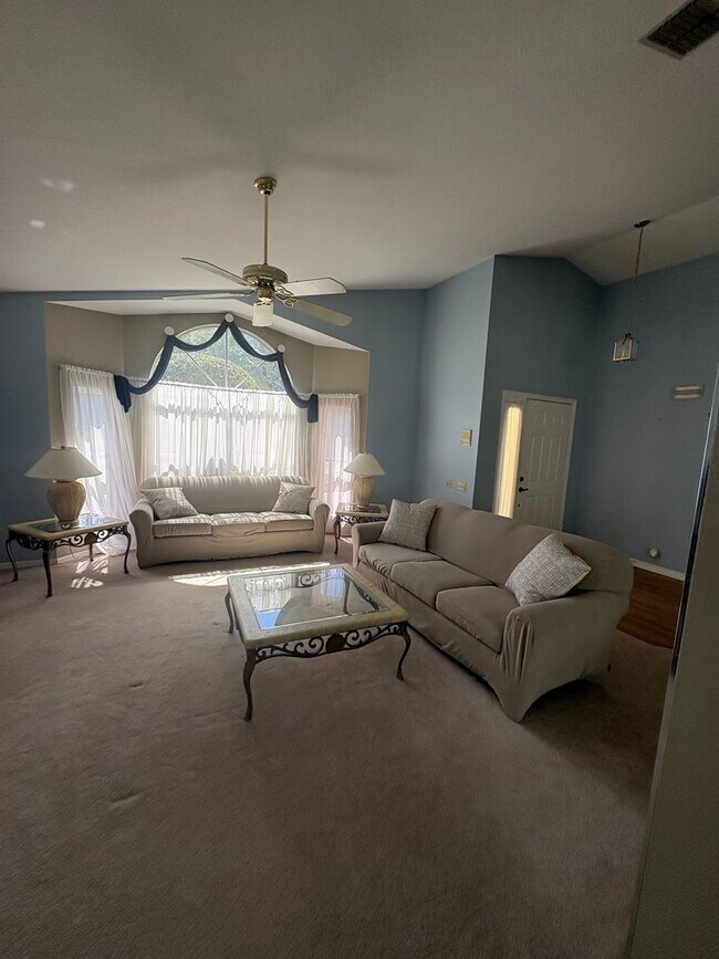 Foto del edificio - Beautiful 2Bed/2Bath with 2-Car Garage