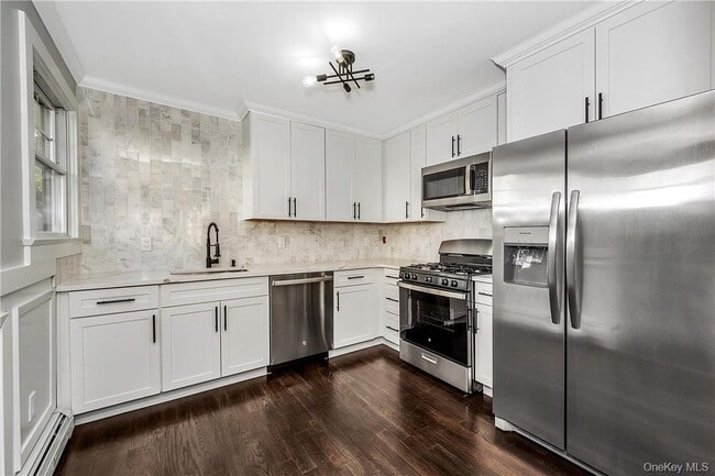 Building Photo - 200 Main St