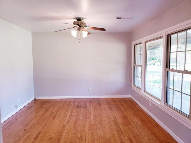 Building Photo - 9344 San Fernando Way