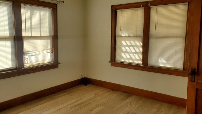 Building Photo - 1009 N Grand Ave