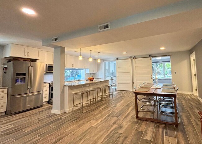 Foto del edificio - Available 7/10. Gorgeous Custom-Built 3 BR/3.5 BA Home on HUGE Corner Lot in Old Mt Pleasant!