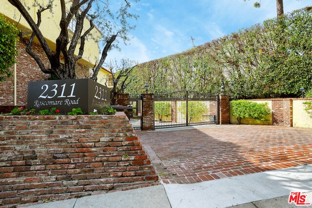 Foto del edificio - 2311 Roscomare Rd