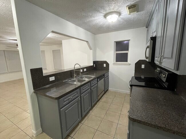 Building Photo - 15119 Lance Cir