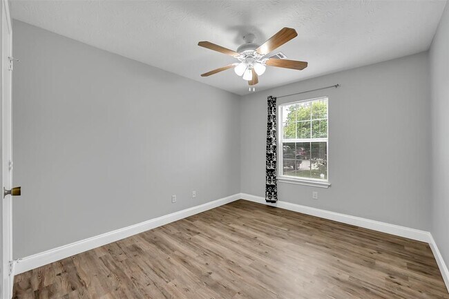 Building Photo - 320 Willowick St