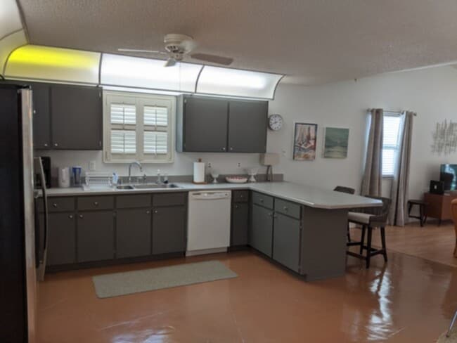 Building Photo - Vacation Rental Minutes from Beach, Shoppi...