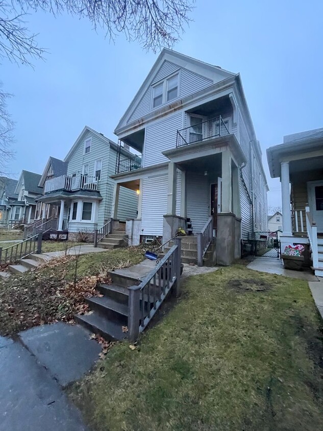 Primary Photo - 1675 N Marshall St