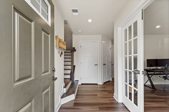 Foto del edificio - Luxurious three-story townhome with owner's suite and high-end finishes