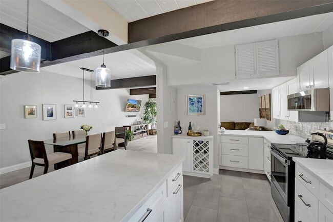 Building Photo - 700 E Coco Plum Cir