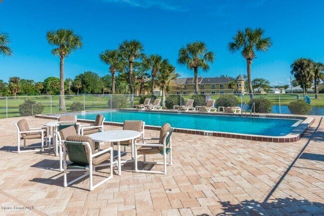 Foto del edificio - 2250 Golf Isle Dr
