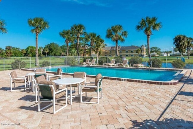 Building Photo - 2250 Golf Isle Dr