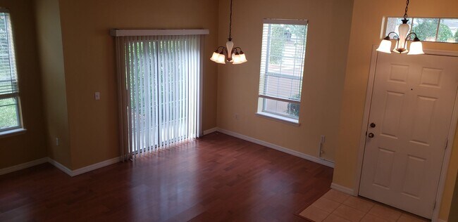 Foto del edificio - Spacious 3br 2.5ba Townhome in North Saint...