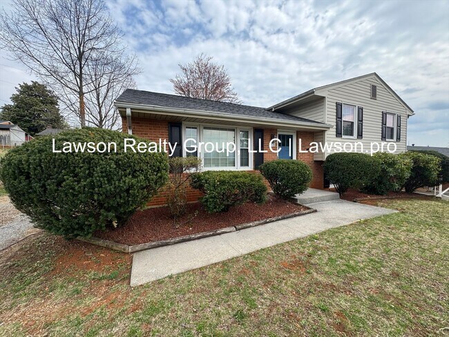 Building Photo - Beautiful Salem split level near the VA hospital