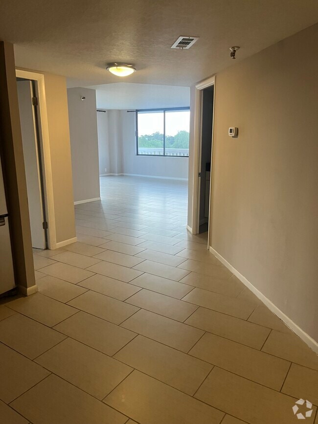 Building Photo - 400 E Colonial Dr
