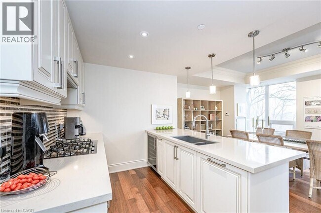 Photo du bâtiment - 3500 Lakeshore Rd W