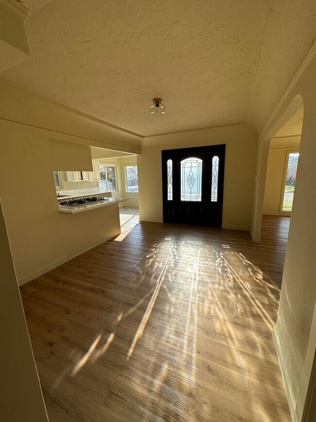 Building Photo - 6706 Hood Ave