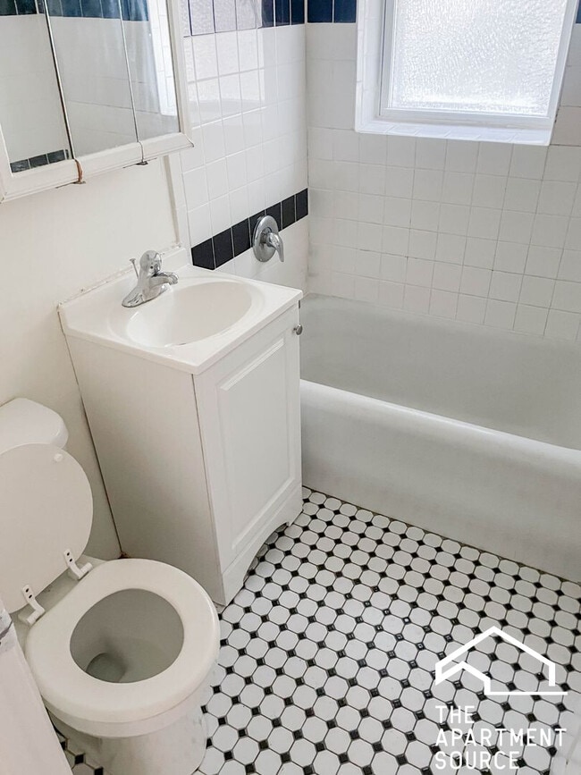 Building Photo - 3912 N Pine Grove Ave