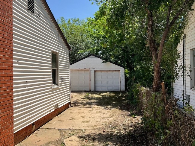 Building Photo - 308 E Kittyhawk Dr