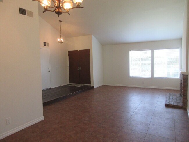 Foto del edificio - REDUCED PRICE!  Beautiful updated 1-story ...