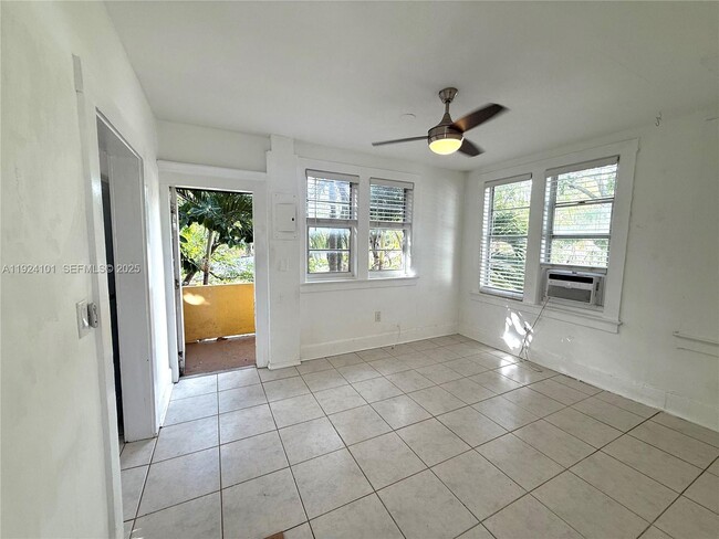 Foto del edificio - 586 NE 62nd St