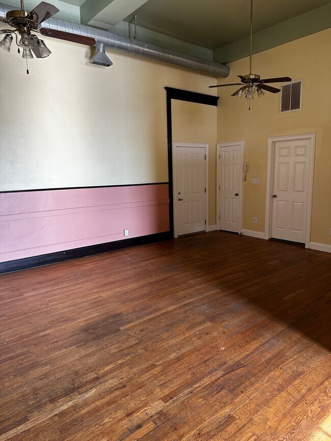Building Photo - Redmen - Residential