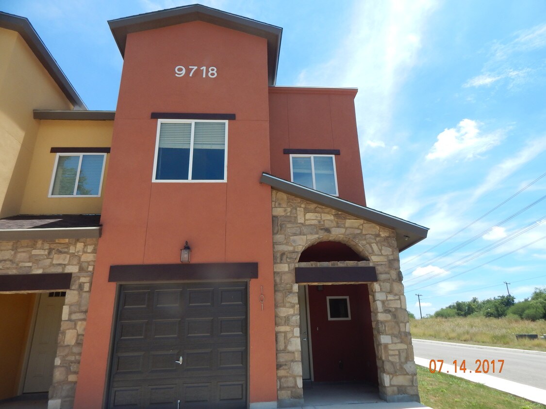 9718 Via Belcara, San Antonio, TX 78240 Townhome Rentals in San