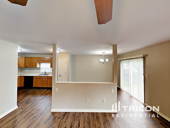 Foto del edificio - 928 Webb Dr