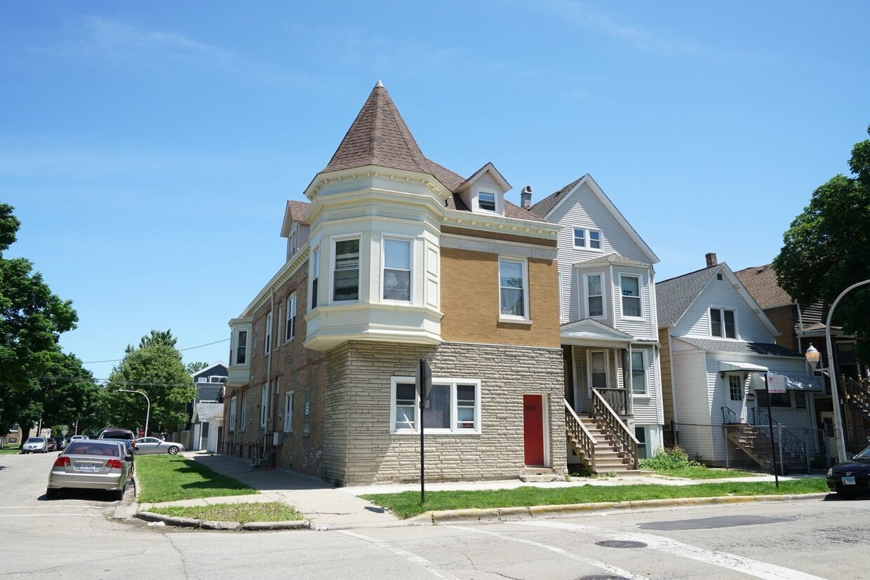 Primary Photo - 3355 N Troy St