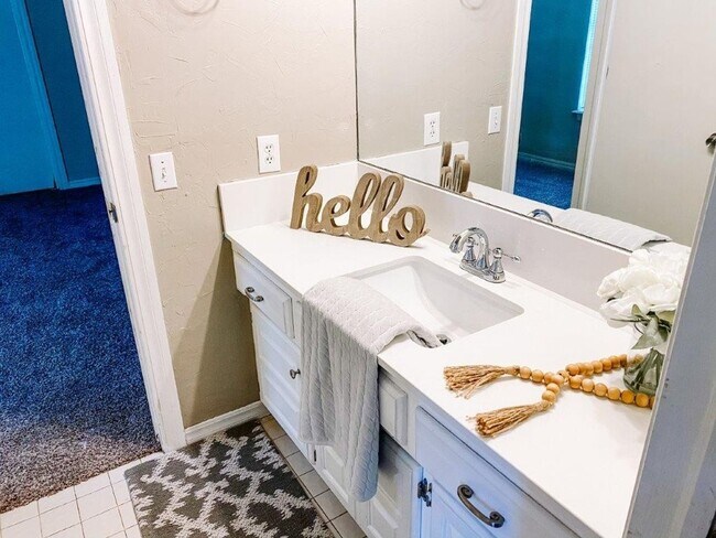 Foto del edificio - 4 or 5 bedroom and a bonus room with 4 baths for rent in SW OKC (Moore schools)!  Lots of space a...