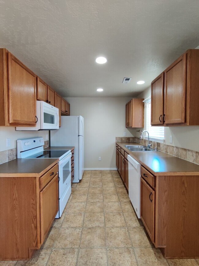 Building Photo - West Kennewick Location Close to Freeway A...