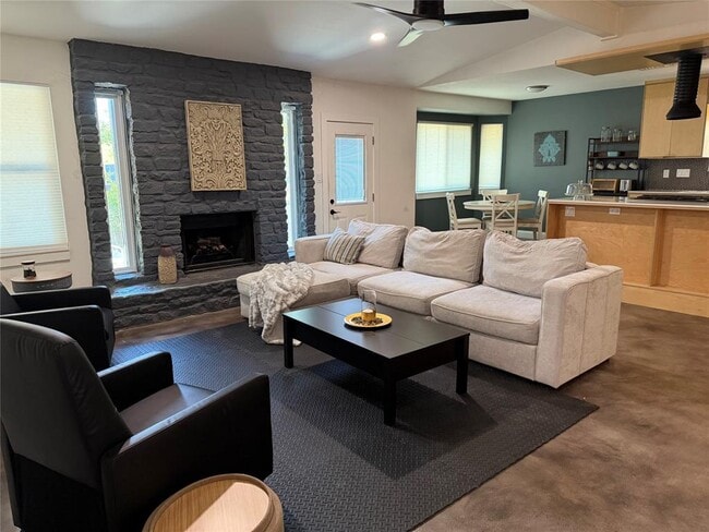 Building Photo - 1900 Dauphine Cove