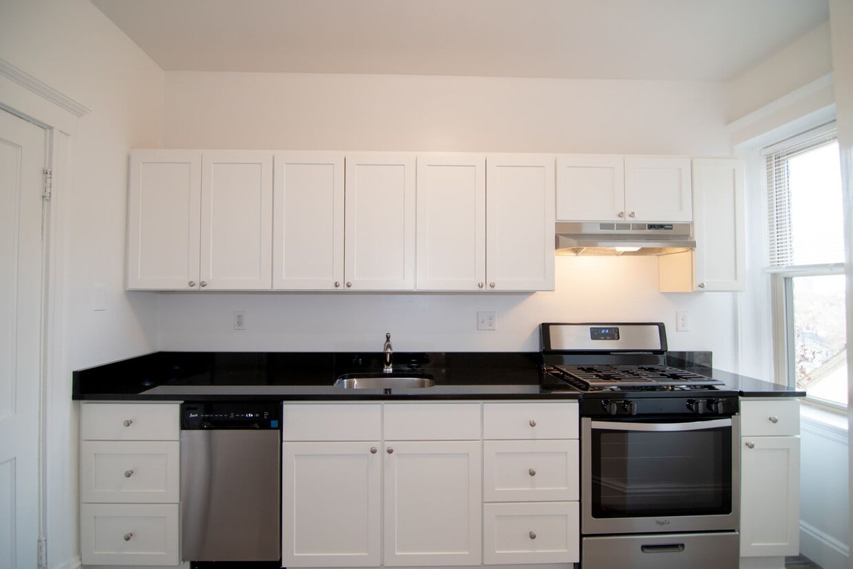 Renovated 2BR apartment with balcony, heat inc. on Brookilne/Allston line! - Renovated 2BR apartment with balcony, heat inc. on Brookilne/Allston line!