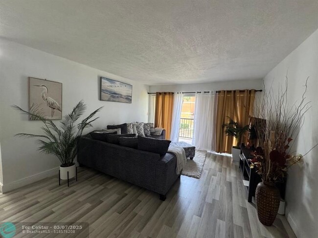 Foto del edificio - 8955 Wiles Rd