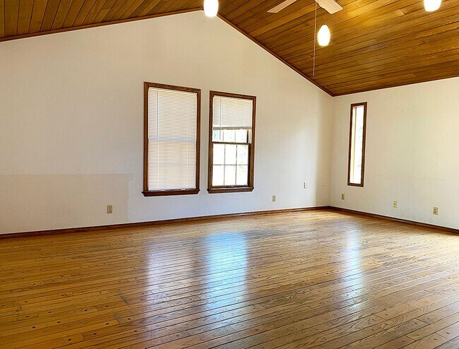 Building Photo - *Applications Pending* Light Filled Cottag...
