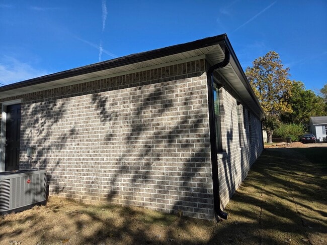 Building Photo - 3 Bed 2 bath home on corner lot