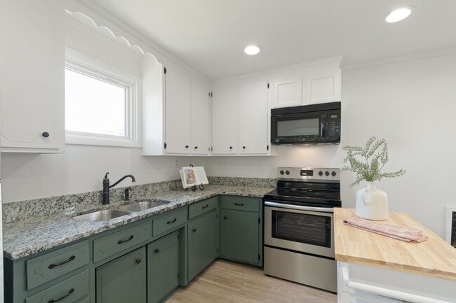 Building Photo - 2 Bed/ 1 Bath Cottage in Charlotte Park, Fenced Yard and Pet Friendly