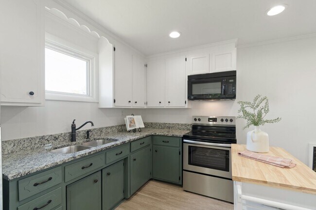 Foto del edificio - 2 Bed/ 1 Bath Cottage in Charlotte Park, Fenced Yard and Pet Friendly