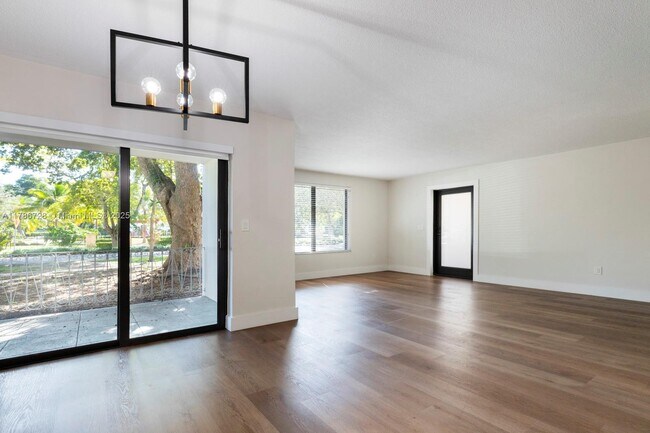 Building Photo - 531 Menendez Ave