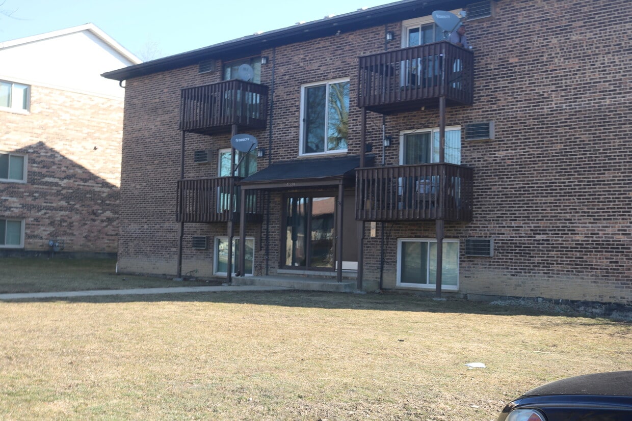 8331 Woodland Dr Unit F, Darien, IL 60561 Room for Rent in Darien, IL